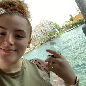 Meet your Posher, Chanel